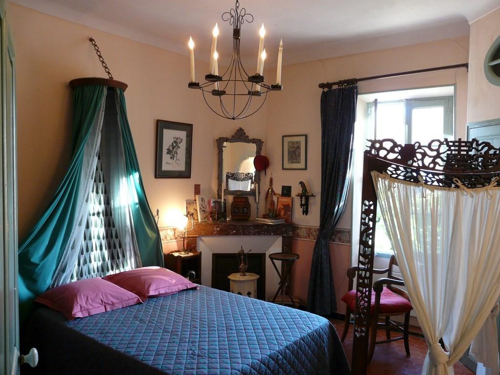 Lou Amourie Roussillon en Isere Quarto foto